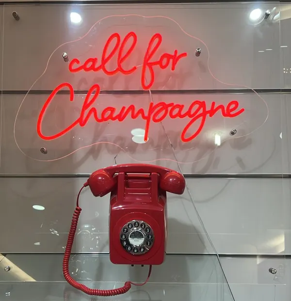 Werk Call for Champagne von Babedesign